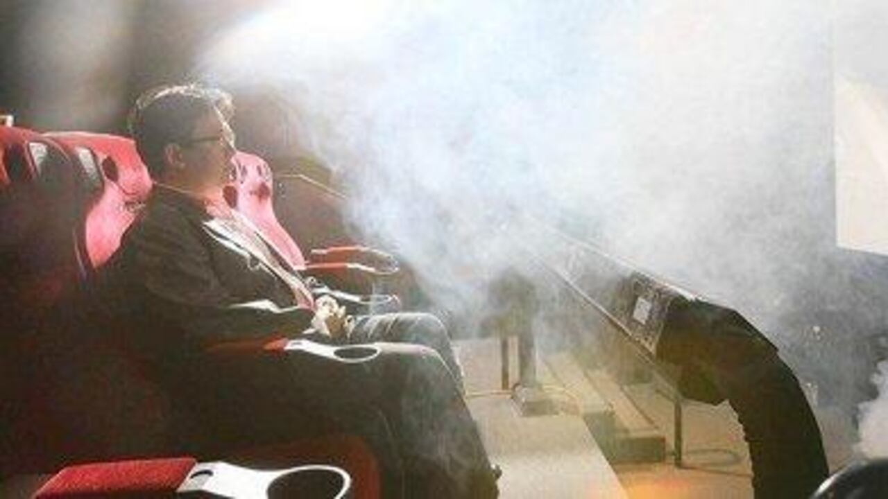 El humo golpea al público en una película 4D.