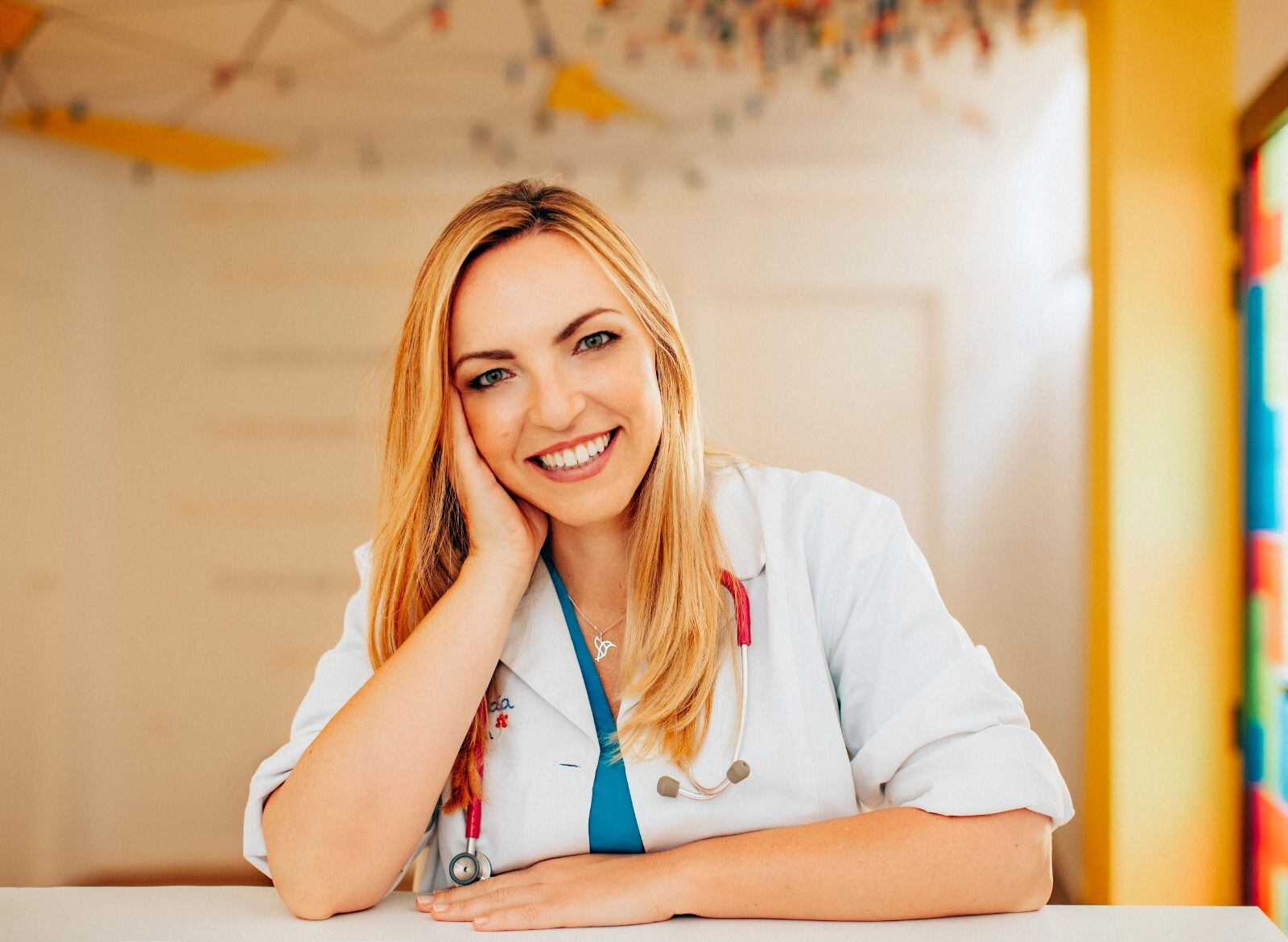 Lucia Galán Bertrand con su libro los virus entran por los pies