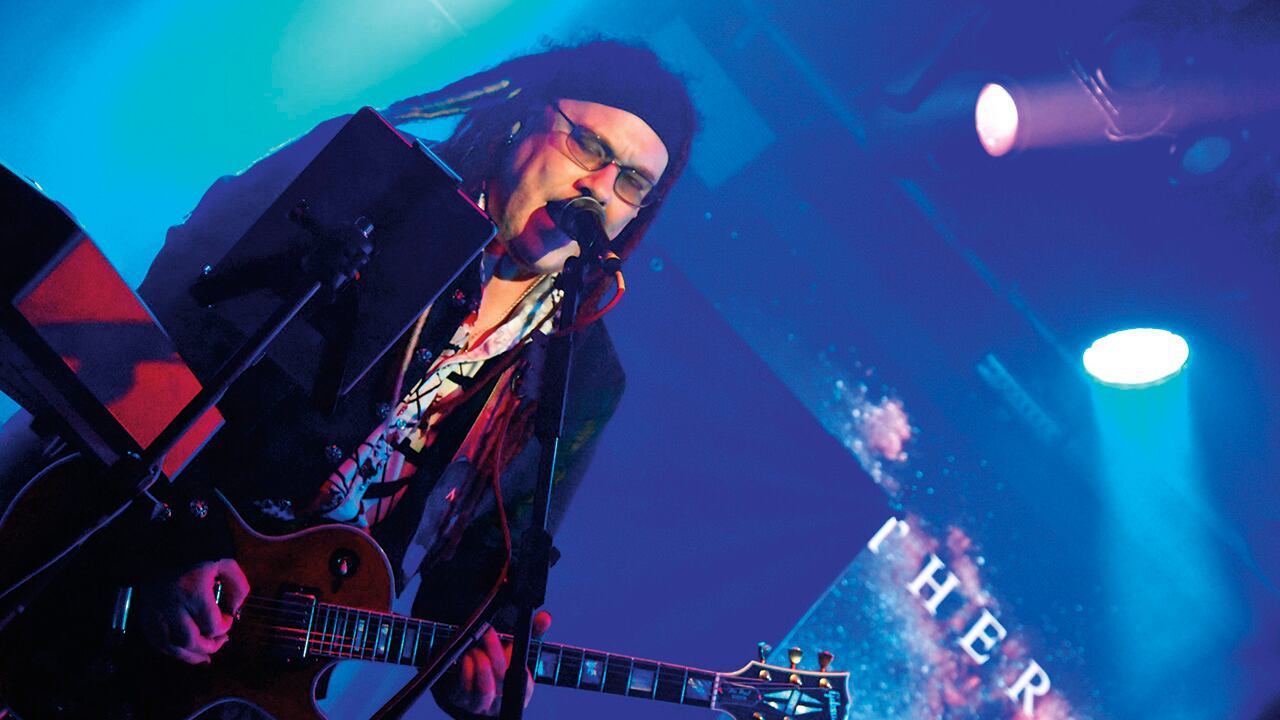 Un apasionado de la música y de la guitarra, Daniel Cavanagh trae al país lo mejor de su nuevo proyecto y canciones inolvidables de la memorable agrupación que conformó con sus hermanos.