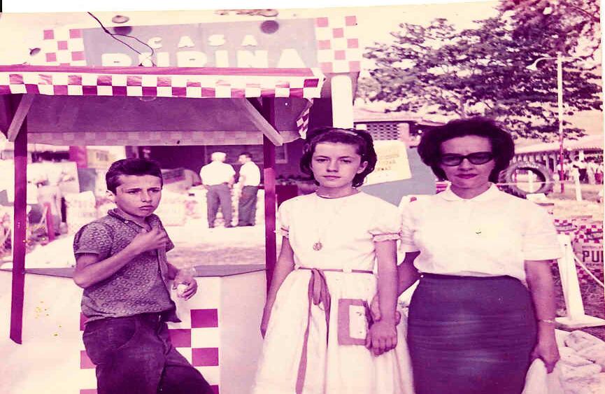 A los 12 años en una feria agropecuaria en Buga con su mamá y su hermana Rosario.