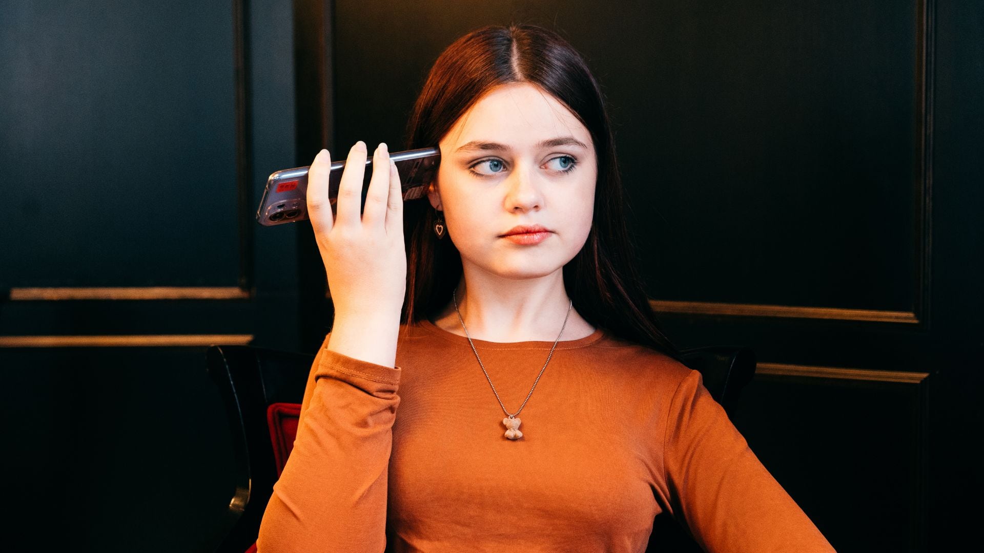 Mantener las bocinas del celular limpias es esencial para disfrutar de un sonido nítido y proteger el equipo.