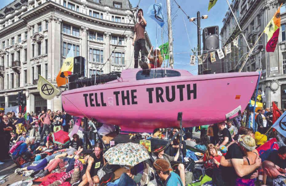 El 20 de abril de 2019 miles de manifestantes protestaron en el centro de Londres por la emergencia climática. Con ellos llevaron el barco insignia de Extinction Rebellion. "Di la verdad", es la frase que los ha acompañado estos años como símbolo contra los gobiernos del mundo. Foto: Getty. 