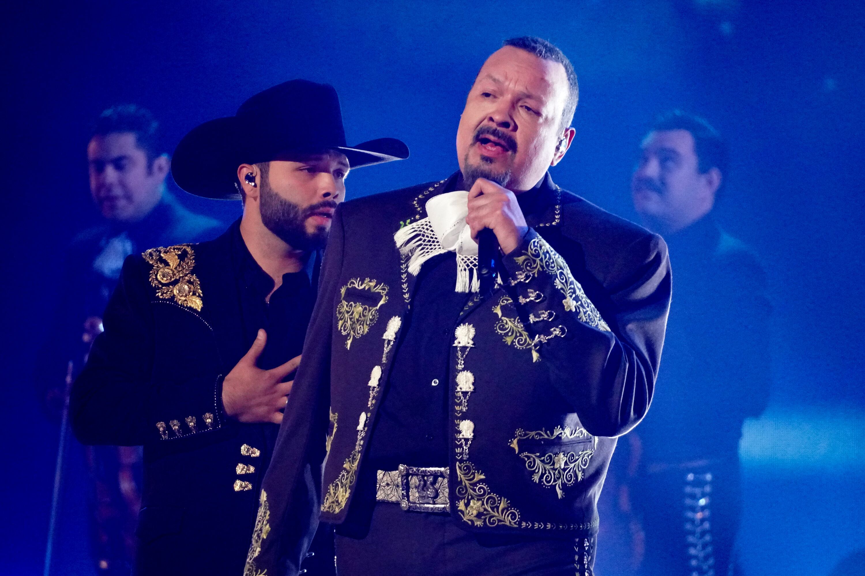 ¿Quién es el personaje que acompaña al cantante mexicano en su gira de conciertos?