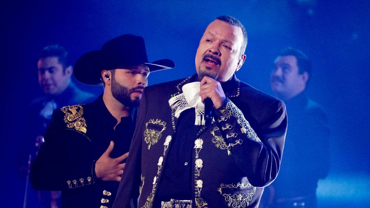 ¿Quién es el personaje que acompaña al cantante mexicano en su gira de conciertos?