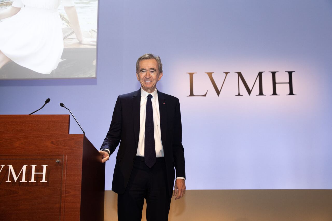 Bernard Arnault, multimillonario y director ejecutivo de LVMH Moet Hennessy Louis Vuitton SE, representa una fotografía antes de hablar mientras la marca de lujo anuncia ganancias para todo el año en París, Francia, el martes 28 de enero de 2020. cuarto trimestre, ya que las protestas en Hong Kong afectaron la demanda china de los productos del gigante de lujo al final de un año fuerte. Fotógrafo: Christophe Morin / Bloomberg a través de Getty Images