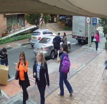 El carro en el que llegó la pareja.