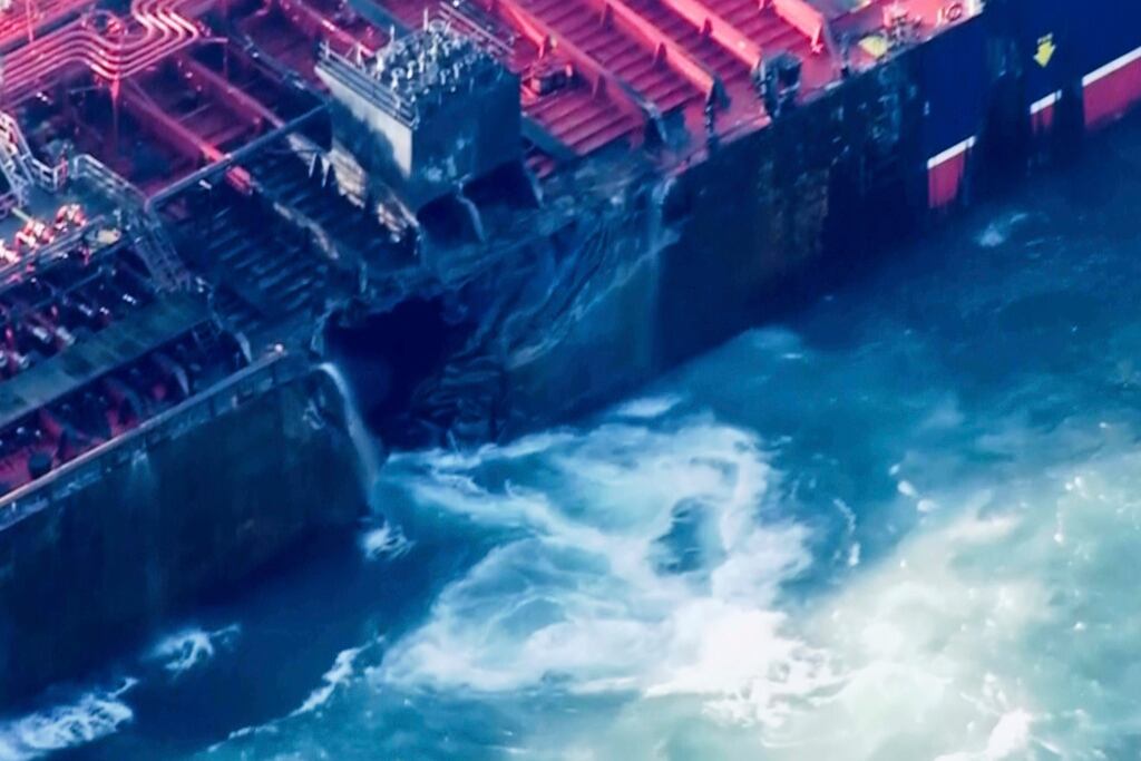 Esta imagen tomada de un video muestra partes dañadas del buque cisterna MV Stena Immaculate en el mar del Norte, frente a la costa del noreste de Inglaterra, el martes 11 de marzo de 2025. (Sky vía AP)