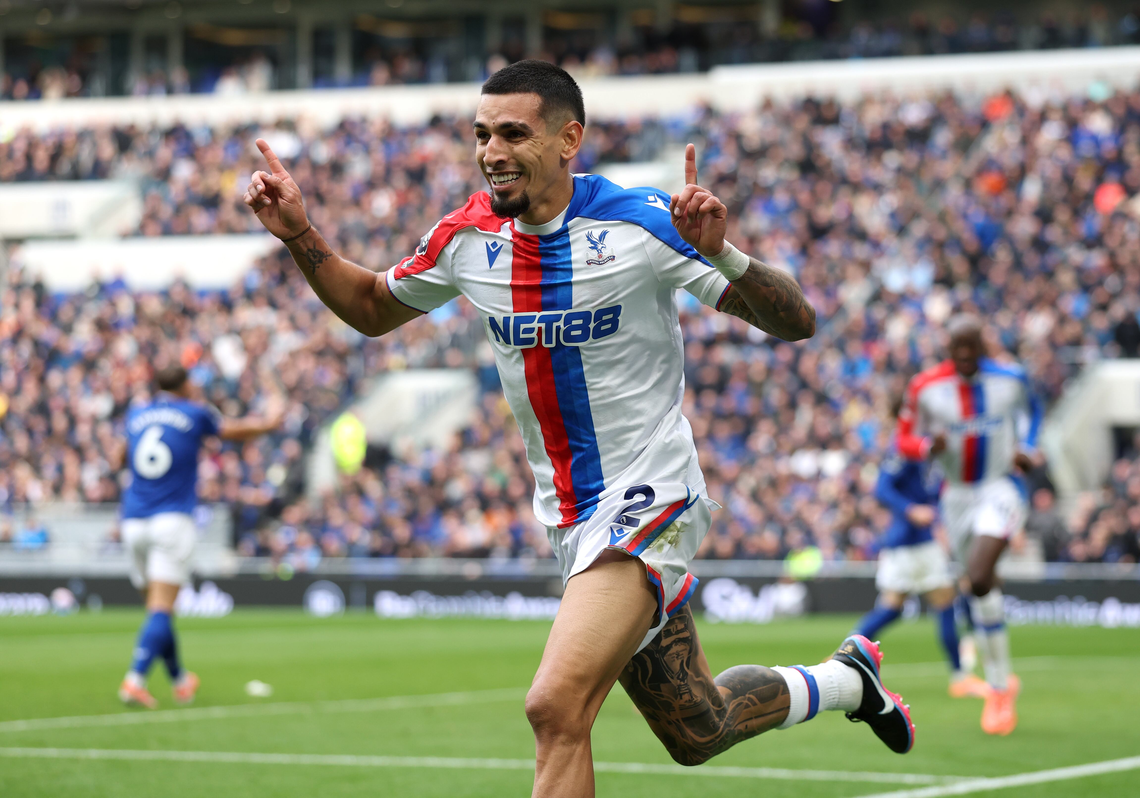Daniel Muñoz celebrando un nuevo gol con Crystal Palace.