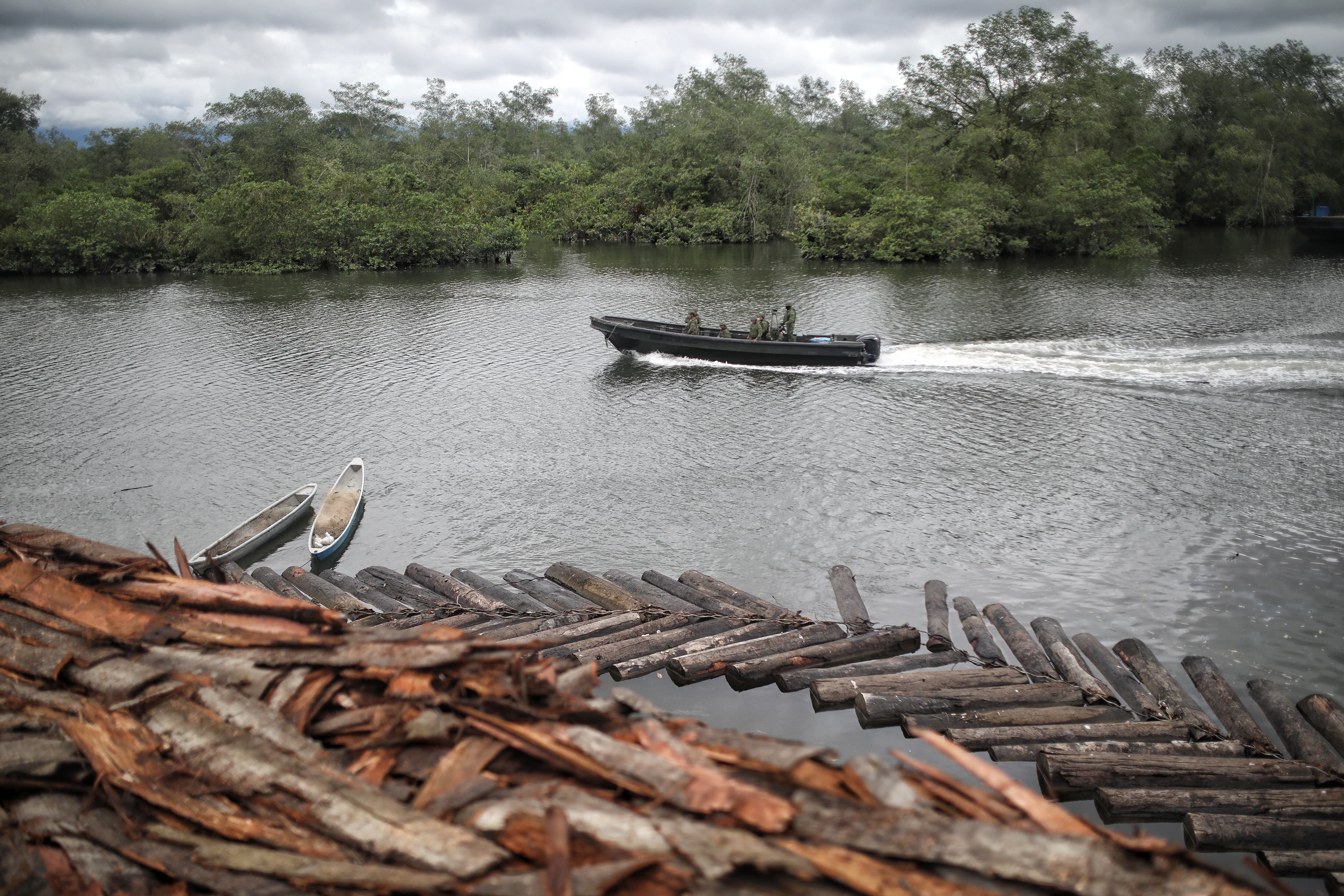 FOTO: ESTEBAN VEGA LA-ROTTA
OPERATIVO DE LA POLICIA NACIONAL PARA MITIGAR EL TRAFICO DE MADERA EN BUENAVENTURA
MADERA ILEGAL 
DEFORESTACION
OPERACION ALIANZA PACÍFICO
REVISTA SEMANA
25 DE MAYO 2022