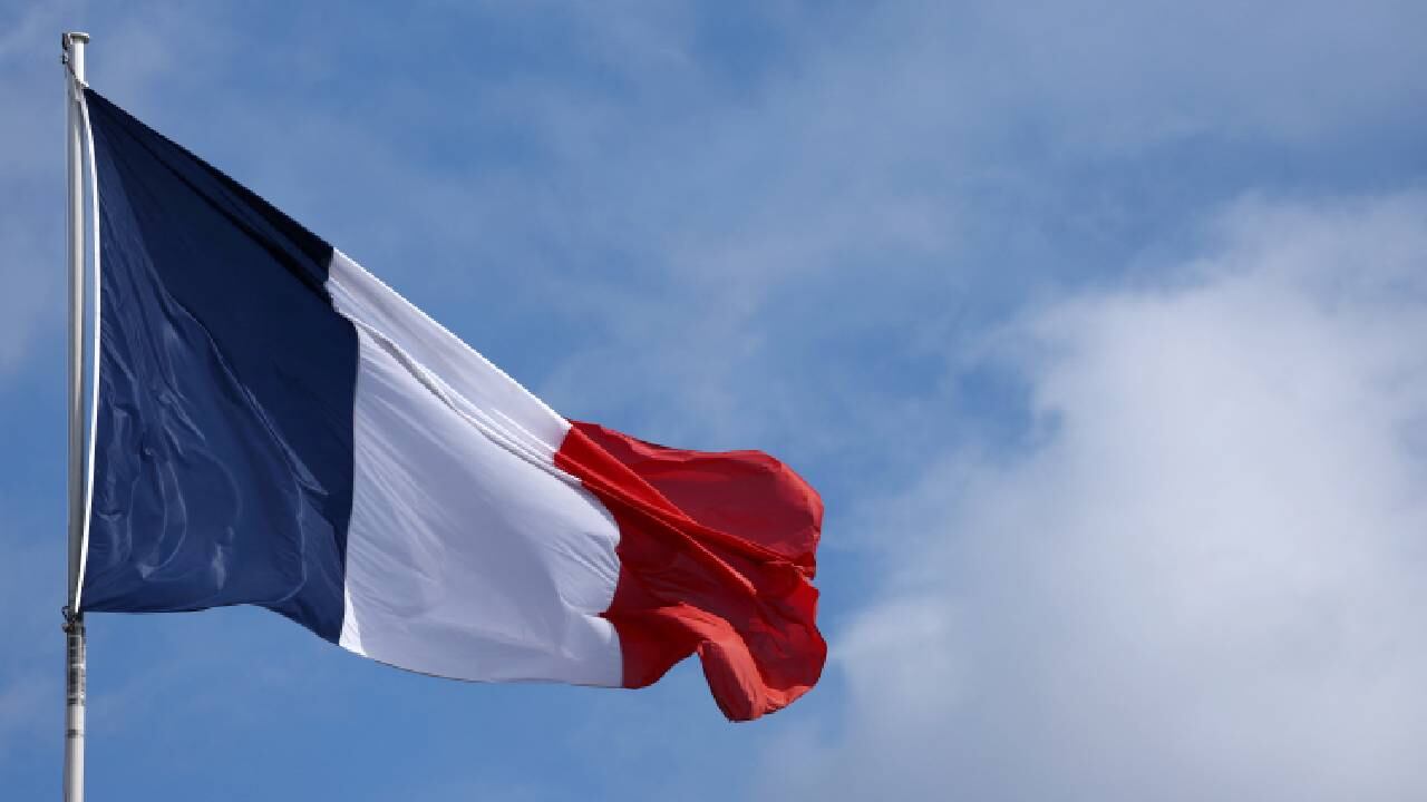 La bandera francesa ondea sobre el Palacio del Elíseo en París.