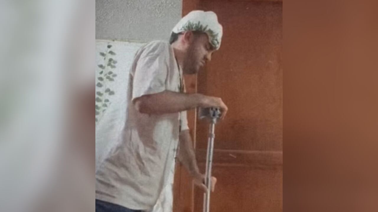 Alejandro hoy en día pide ayuda económica para poder asumir los gastos de sus procedimientos.