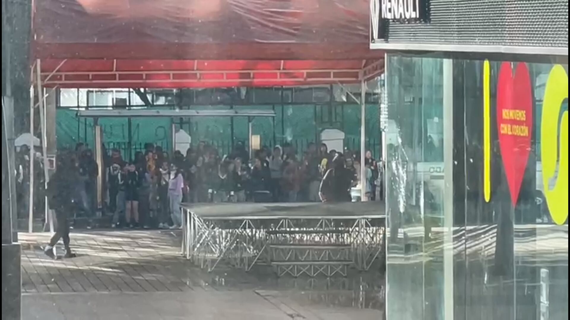 Encapuchados generaron temor en la zona.