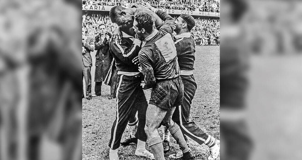 Pelé llorando en los hombros de sus compañeros en 1958. 