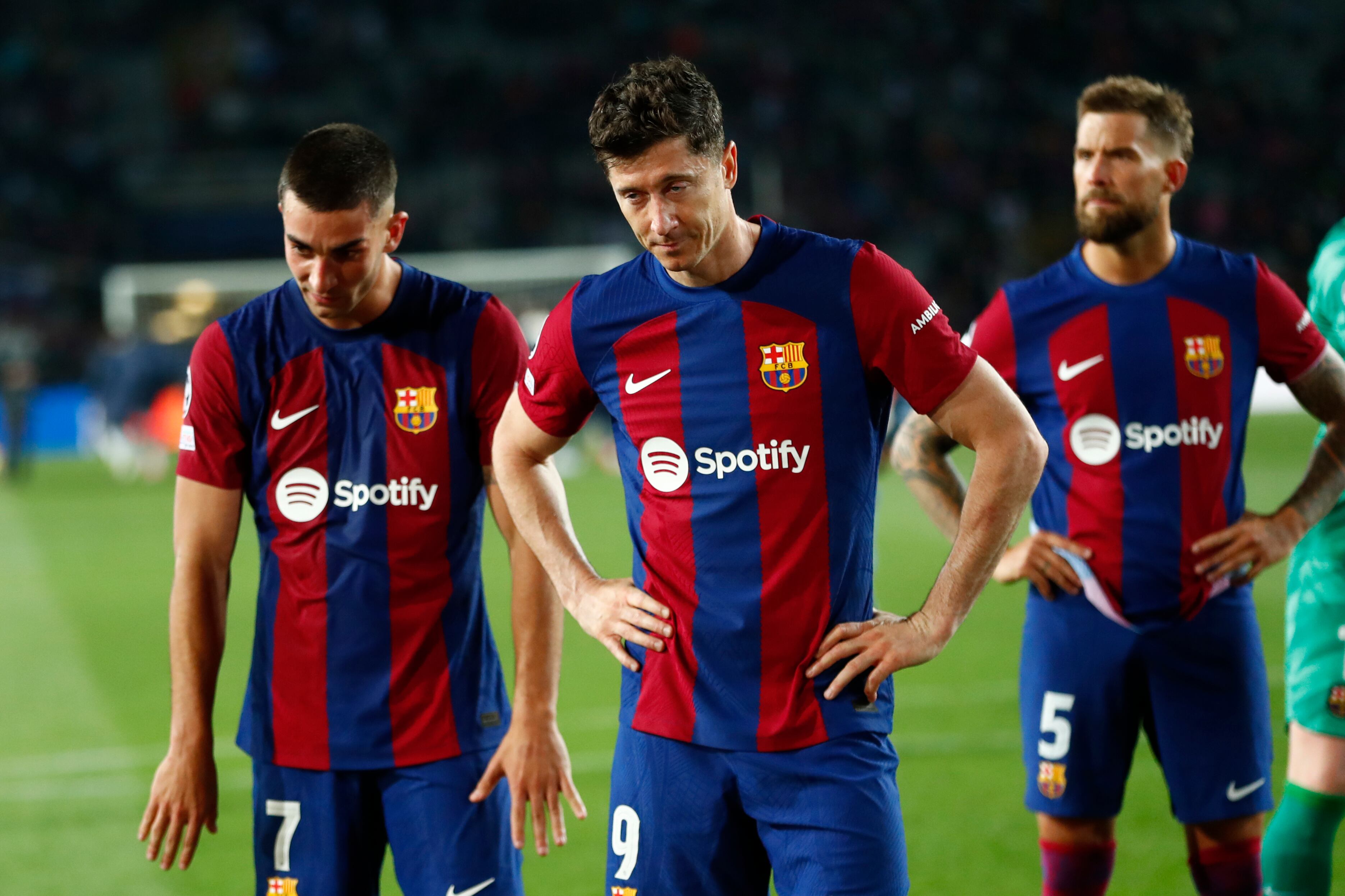 De izquierda a derecha, Ferran Torres de Barcelona, Robert Lewandowski de Barcelona e Íñigo Martínez de Barcelona reaccionan al final del partido de fútbol de vuelta de los cuartos de final de la Liga de Campeones entre Barcelona y Paris Saint-Germain en el estadio Olímpico Lluís Companys de Barcelona, España, el martes 16 de abril. 2024. (Foto AP/Joan Monfort)