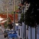 Durante la temporada baja, los hoteles de Villa de Leyva registran hasta un 80% de ocupación. Es uno de los destinos favoritos de los viajeros: ofrece ecoturismo, cultura, historia y aventura en un solo lugar. Este municipio fue fundado en 1572 y declarado monumento nacional en 1954. Su arquitectura mezcla los estilos colonial y republicano, otra razón que enamora a los turistas. Además, sus paisajes están enmarcados por las montañas del oriente.