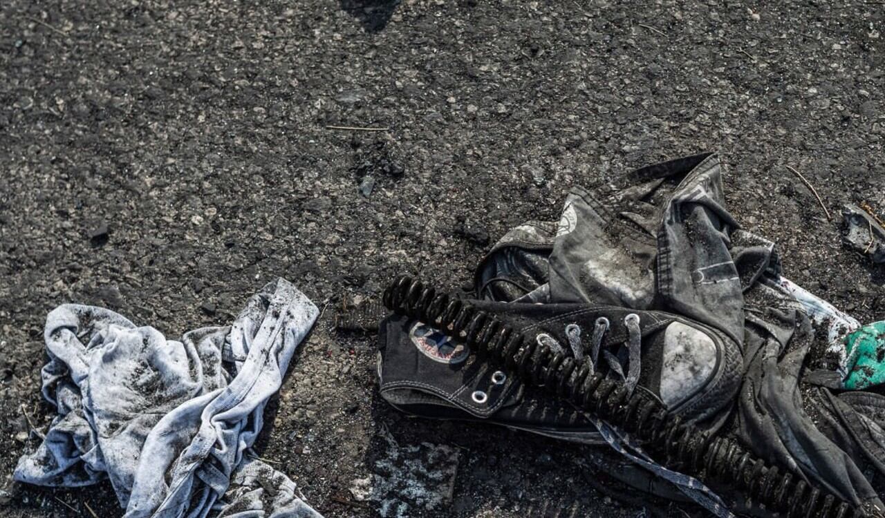 Ropa y zapatos de algunos asistentes al festival de música electrónica en Israel