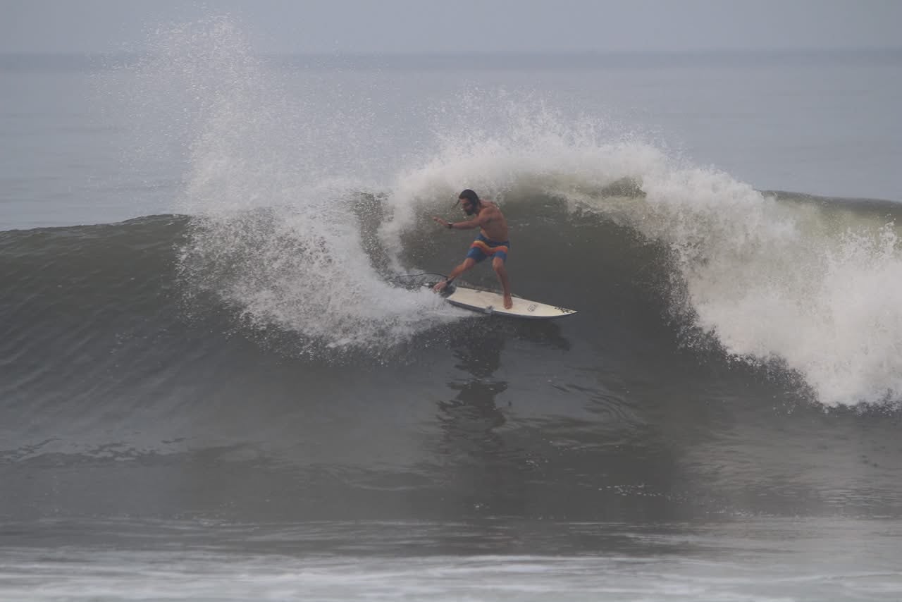 Daniel Olmos surfeando.