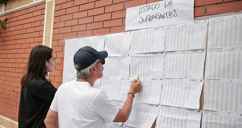 De acuerdo con el balance de la Registraduría del Estado Civil, se inscribieron 989.648 cédulas de ciudadanía, de las cuales 879.640 se realizaron en las sedes de la entidad y 110.008 en las embajadas y los consulados colombianos.