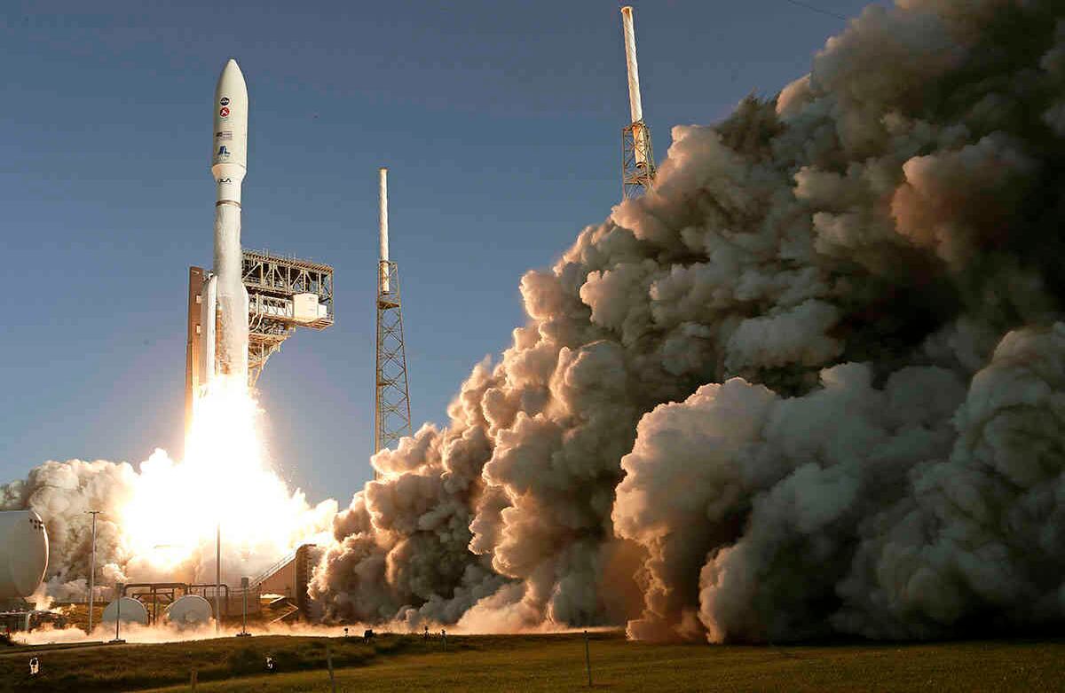 Un cohete United Launch Alliance Atlas V despega de la plataforma 41 en la Estación de la Fuerza Aérea de Cabo Cañaveral, el jueves 30 de julio de 2020 en Florida. La misión enviará un rover al Planeta Rojo para buscar signos de vida, para explorar la geología del planeta y mucho más. Foto: John Raoux / AP 