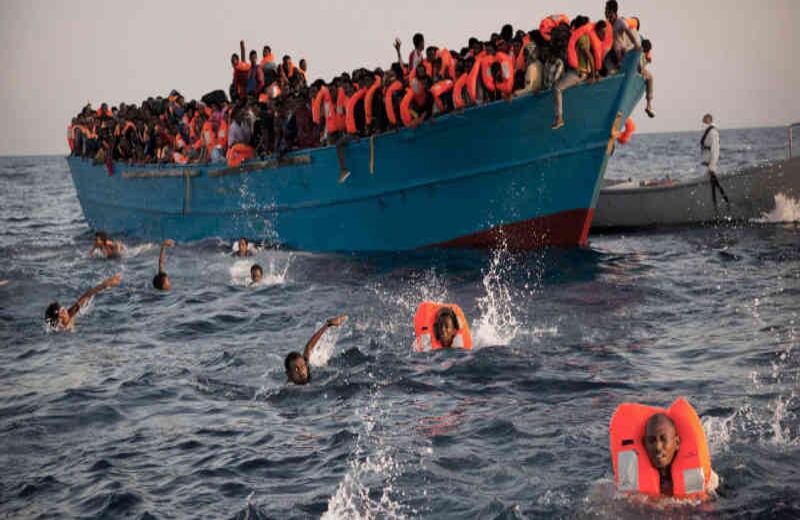 El Mediterráneo, un cementerio. Inmigrantes, en su mayoría de Eritrea, saltan al agua de un barco de madera en que viajaban más de 1.000 personas desde Libia con la esperanza de llegar a Europa, mientras los ayudan miembros de la organización humanitaria Proactiva Open Arms. Cuando los rescatistas llegaron a la embarcación, encontraron unas 30 personas que murieron sofocadas por la sobrecarga de pasajeros. El barco había quedado a merced de la corriente durante los primeros días de octubre en el Mediterráneo, a unos 22 kilómetros al norte de Libia. 