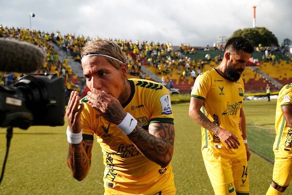 BUCARAMANGA - COLOMBIA, 23-04-2022: Dayro Moreno del Bucaramanga celebra después de anotar el segundo gol de su equipo durante partido por la fecha 17 de la Liga BetPlay DIMAYOR I 2022 entre Atlético Bucaramanga y Deportivo Independiente Medellín jugado en el estadio Alfonso Lopez de la ciudad de Bucaramanga. / Dayro Moreno (L) of Bucaramanga celebrates after scoring the second goal of his team during match for the date 17 of the BetPlay DIMAYOR League I 2022 between Atletico Bucaramanga and Deportivo Independiente Medellin played at the Alfonso Lopez stadium of Bucaramanga city. Photo: VizzorImage / Jaime Moreno / Cont