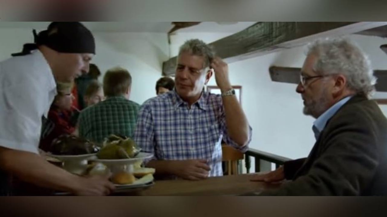 En su visita a Bogotá Anthony Bourdain probó la comida tradicional colombiana, en este recorrido lo acompañó el escritor paisa Héctor Abad