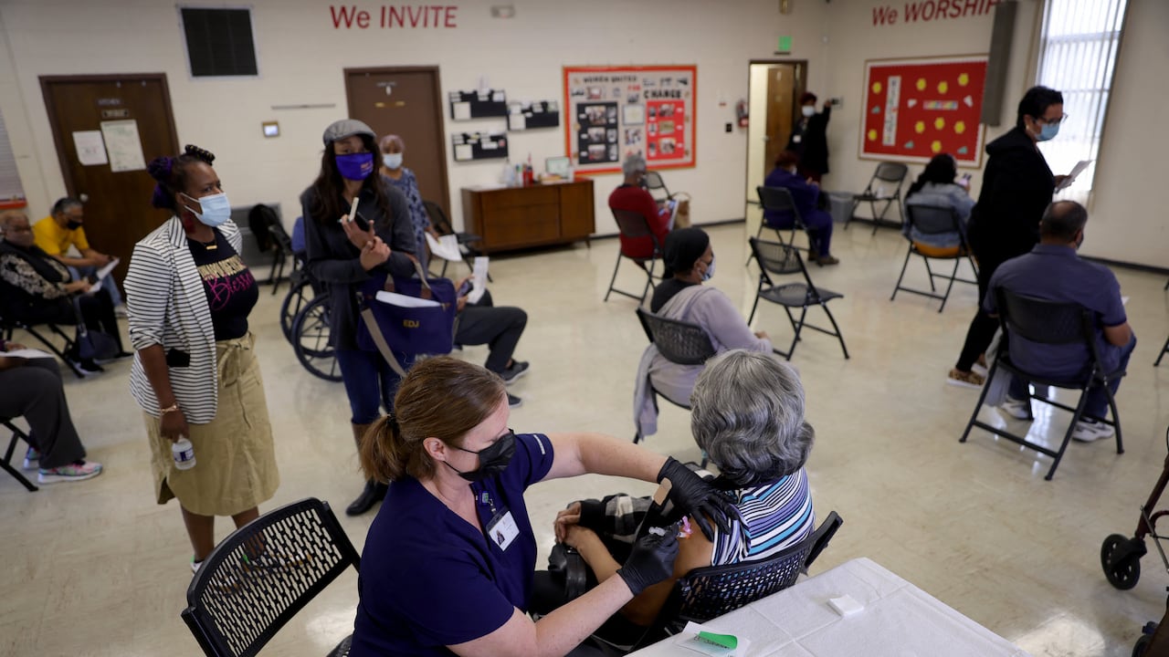 Vacunación en Estados Unidos. (Photo by WIN MCNAMEE / GETTY IMAGES NORTH AMERICA / Getty Images via AFP)