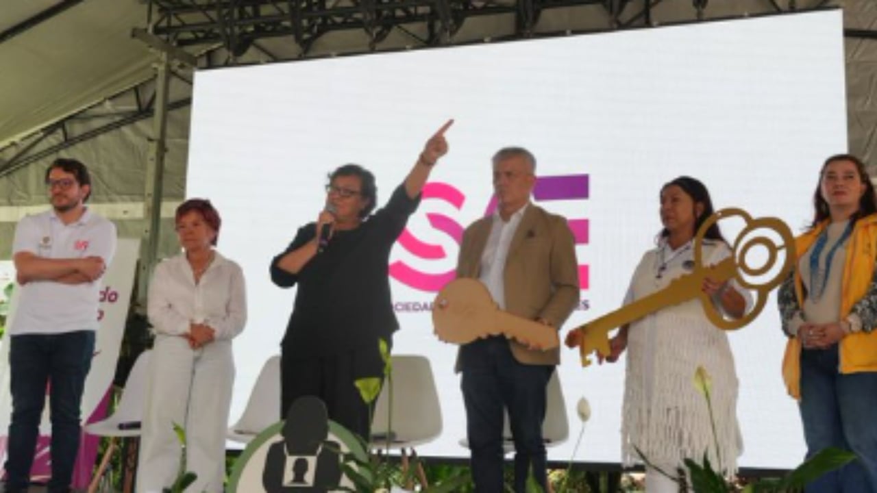 Entrega oficial del inmueble en Medellín que será destinado a un laboratorio forense para la identificación de víctimas del conflicto armado.