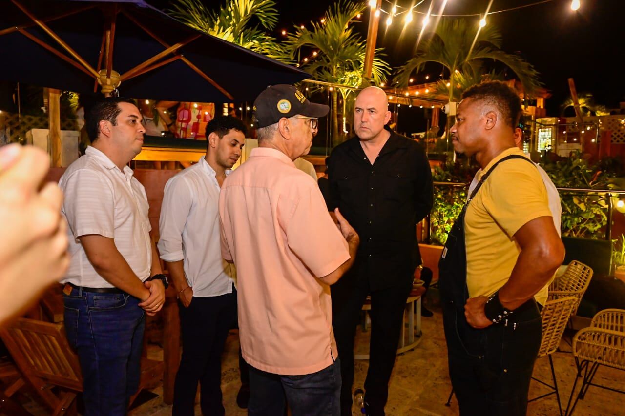 Cuba Gooding Jr y Mars Callahan en conversaciones con las autoridades locales.