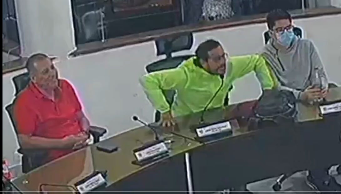 En el video también se observa como otros concejales tuvieron que intervenir para que la fuerte discusión no pasara a mayores.