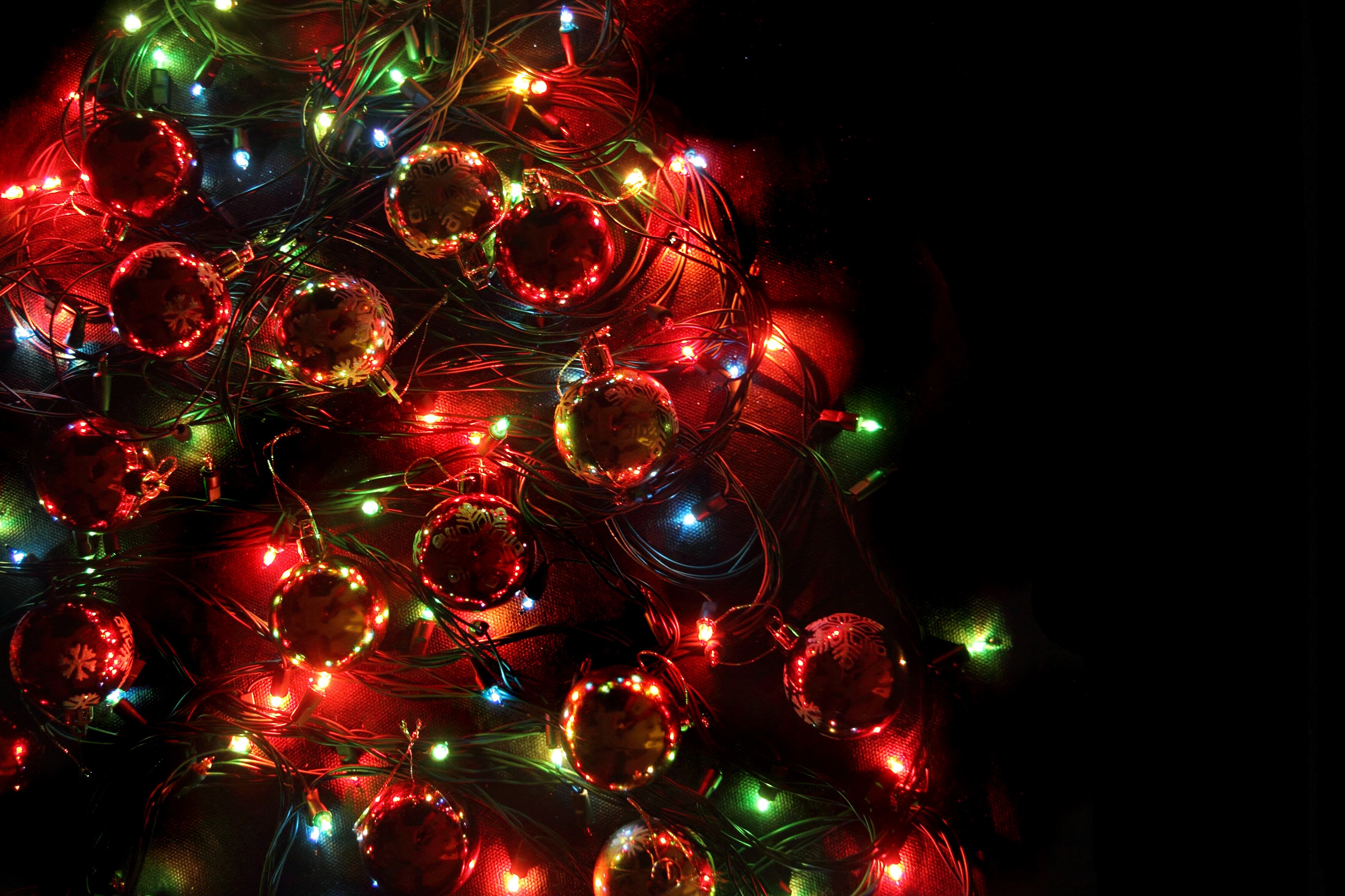 Árbol de Navidad con luces rojas.