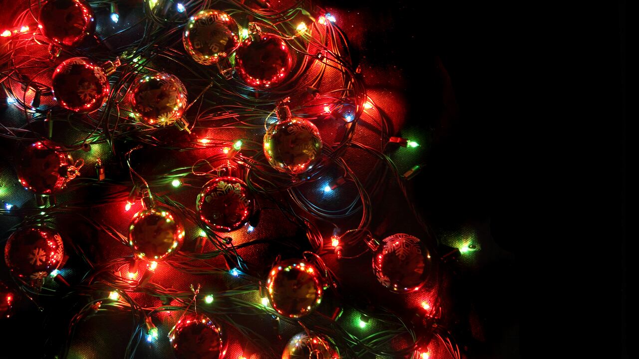 Árbol de Navidad con luces rojas.