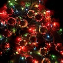 Árbol de Navidad con luces rojas.