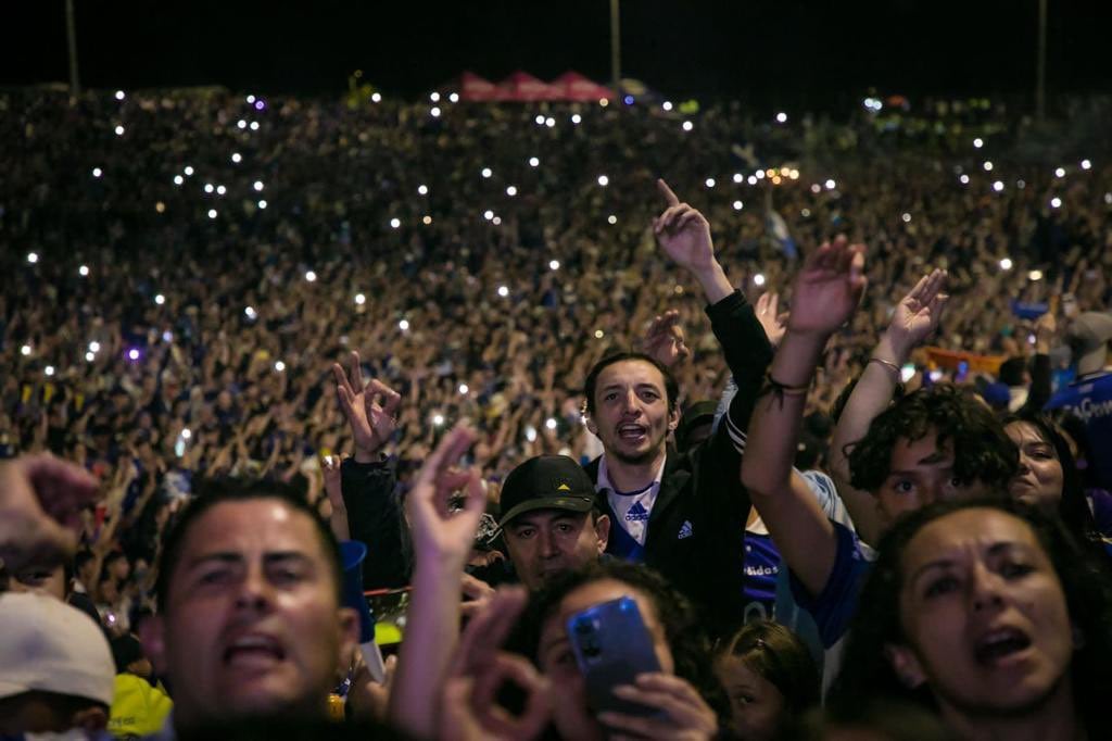 Los hinchas azules llenaron el Simón Bolívar para alentar a su equipo.