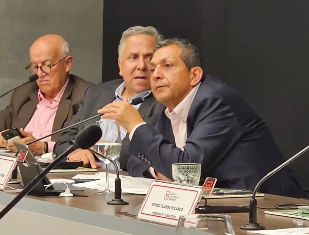 Roberto Robles tomando el micrófono