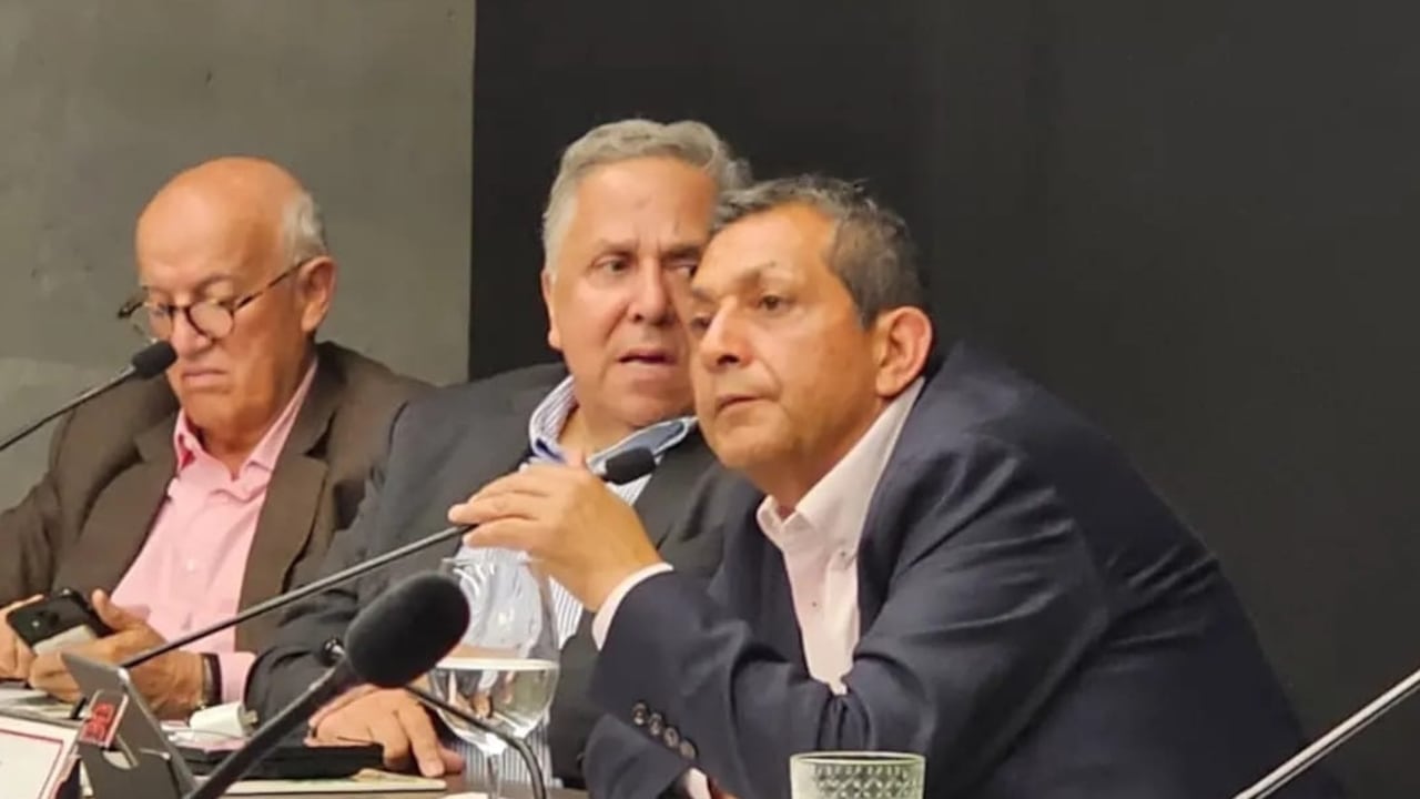 Roberto Robles tomando el micrófono.