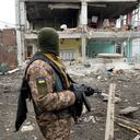 Un miembro de las Fuerzas de Defensa Territorial de Ucrania observa las destrucciones luego de un bombardeo en Kharkiv, la segunda ciudad más grande de Ucrania, el 8 de marzo de 2022.