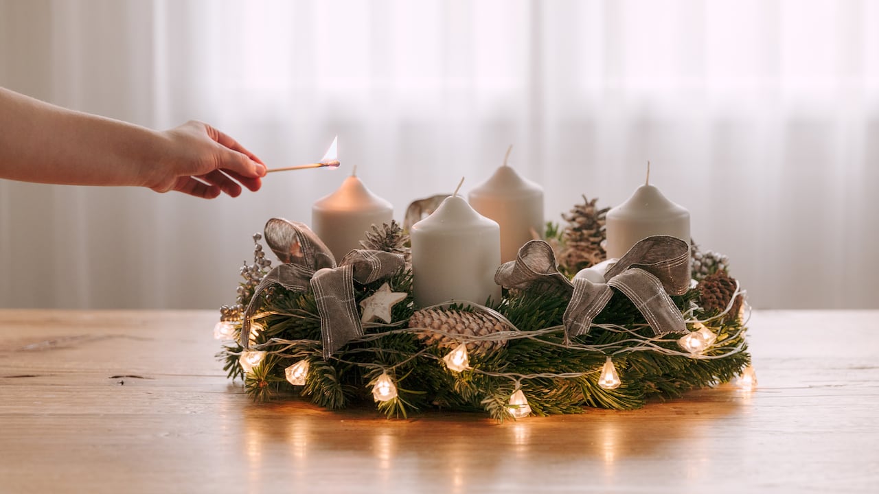 En casa puede hacer la corona de Adviento para celebrar la Navidad.