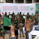 La gente aplaude mientras militantes palestinos de Hamás liberan a rehenes israelíes en el escenario de Nuseirat, en el centro de la Franja de Gaza, como parte de la séptima liberación de rehenes y prisioneros el 22 de febrero de 2025.