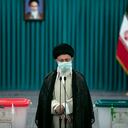 El líder supremo Alí Jamenei calificó estas intoxicaciones como un “crimen imperdonable” y dio órdenes el lunes de que los responsables fueran perseguidos “sin clemencia”. (Photo by Majid Saeedi/Getty Images)