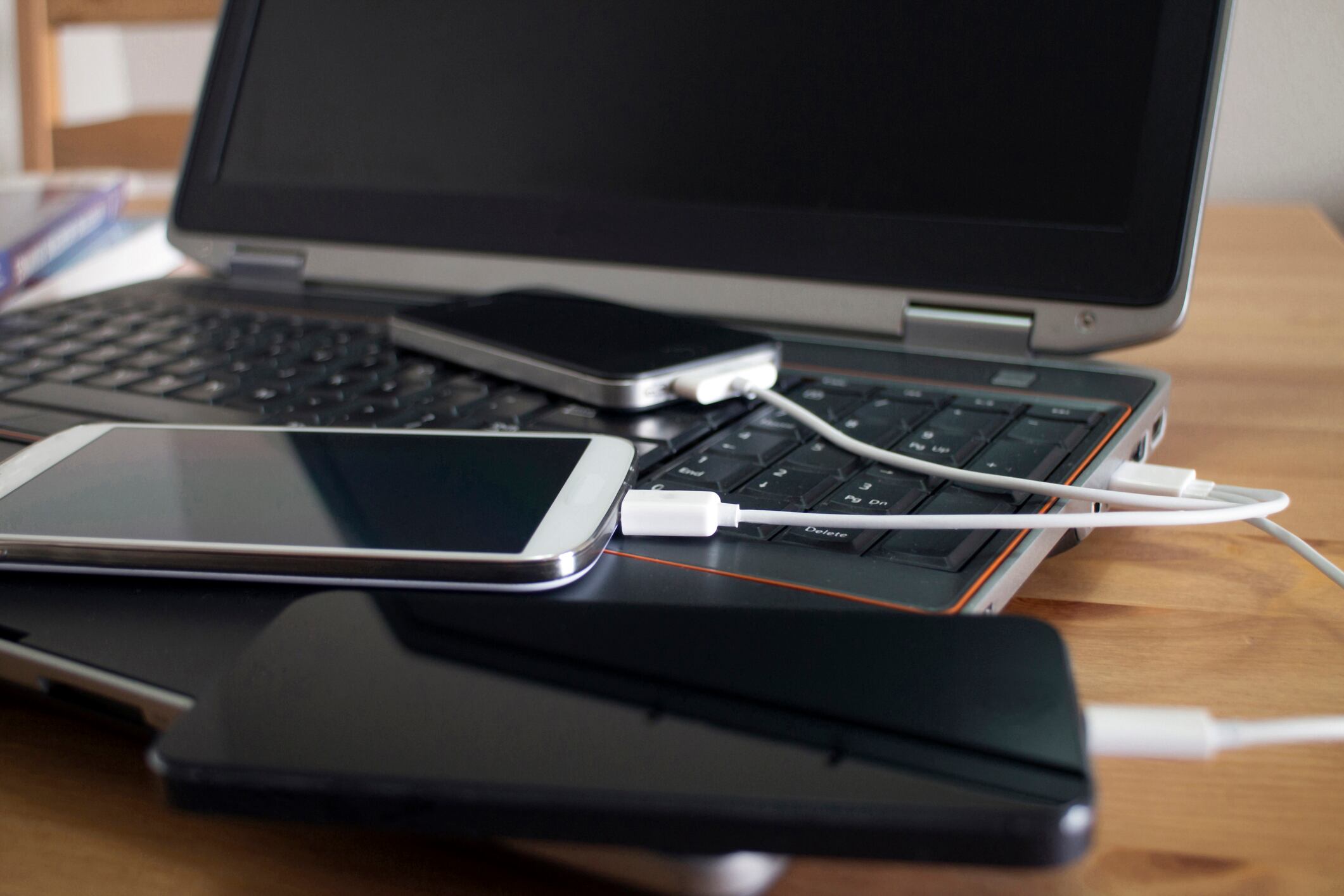 Aunque no está diseñado como cargador, el portátil puede ofrecer una salida práctica cuando se necesita que el celular vuelva a encender.