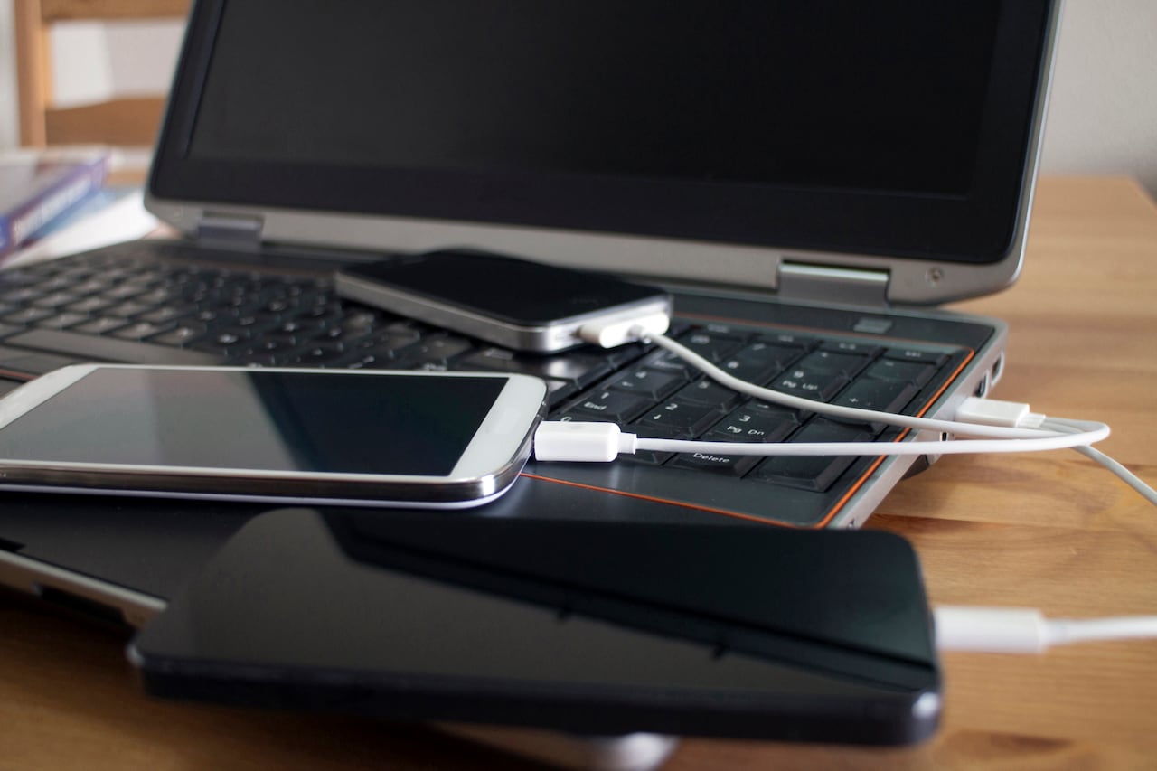 Aunque no está diseñado como cargador, el portátil puede ofrecer una salida práctica cuando se necesita que el celular vuelva a encender.