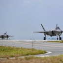 En esta foto proporcionada por el Ministerio de Defensa de Corea del Sur, los aviones de combate F-35A de la Fuerza Aérea de Corea del Sur se mueven durante el ejercicio militar Ulchi Freedom Shield entre EE. UU. y Corea del Sur en una base aérea no revelada en Corea del Sur, el lunes 21 de agosto de 2023. El líder norcoreano, Kim Jong Un, observó el lanzamiento de prueba de misiles de crucero estratégicos, informaron los medios estatales el lunes, mientras los ejércitos de Estados Unidos y Corea del Sur iniciaban importantes ejercicios anuales que el Norte considera un ensayo de invasión.