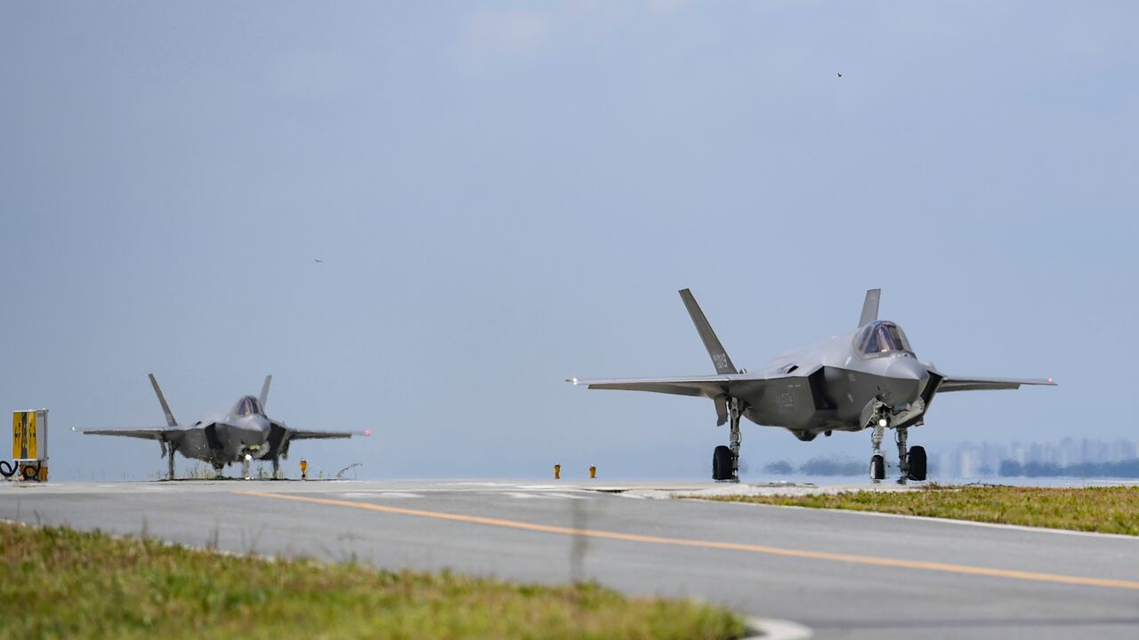 En esta foto proporcionada por el Ministerio de Defensa de Corea del Sur, los aviones de combate F-35A de la Fuerza Aérea de Corea del Sur se mueven durante el ejercicio militar Ulchi Freedom Shield entre EE. UU. y Corea del Sur.