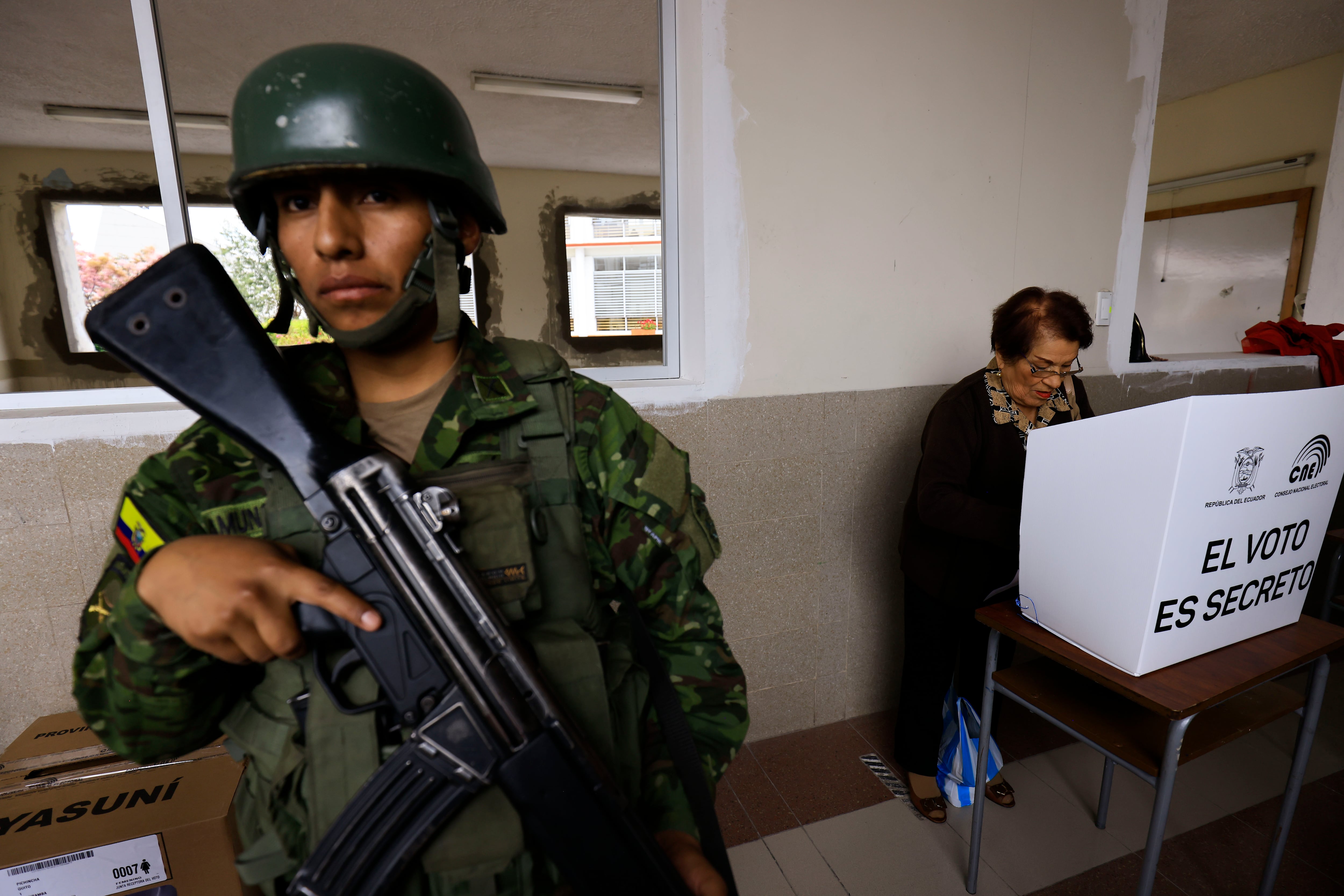 Un votante emite su voto durante las elecciones presidenciales en Ecuador el 20 de agosto de 2023 en Quito, Ecuador. Los ecuatorianos acuden a las urnas en estado de excepción luego de que el candidato presidencial Fernando Villavicencio fuera asesinado a tiros el 9 de agosto.