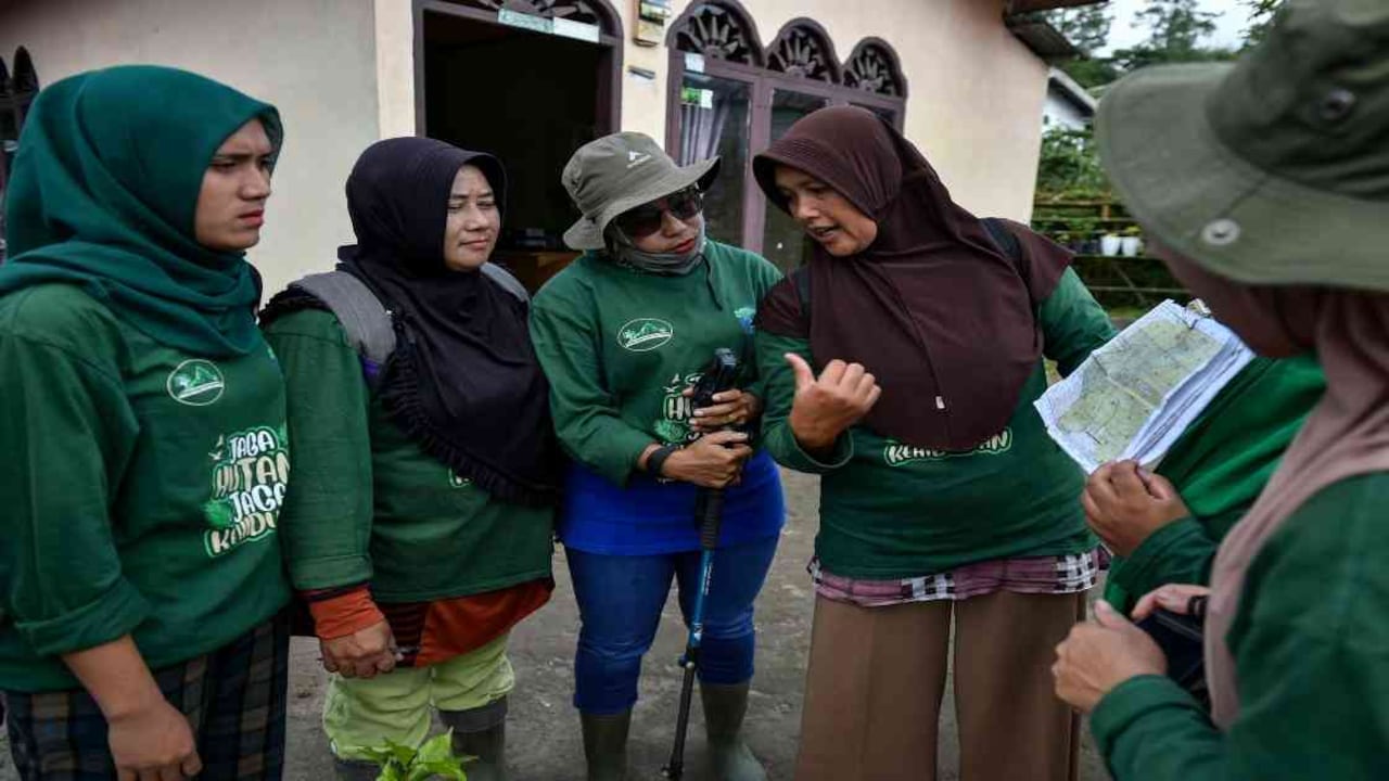 La brigada está formada por 30 mujeres, las cuales tienen que lidiar con unos estereotipos sexistas todavía muy arraigados en la provincia de Aceh. Foto: AFP.
