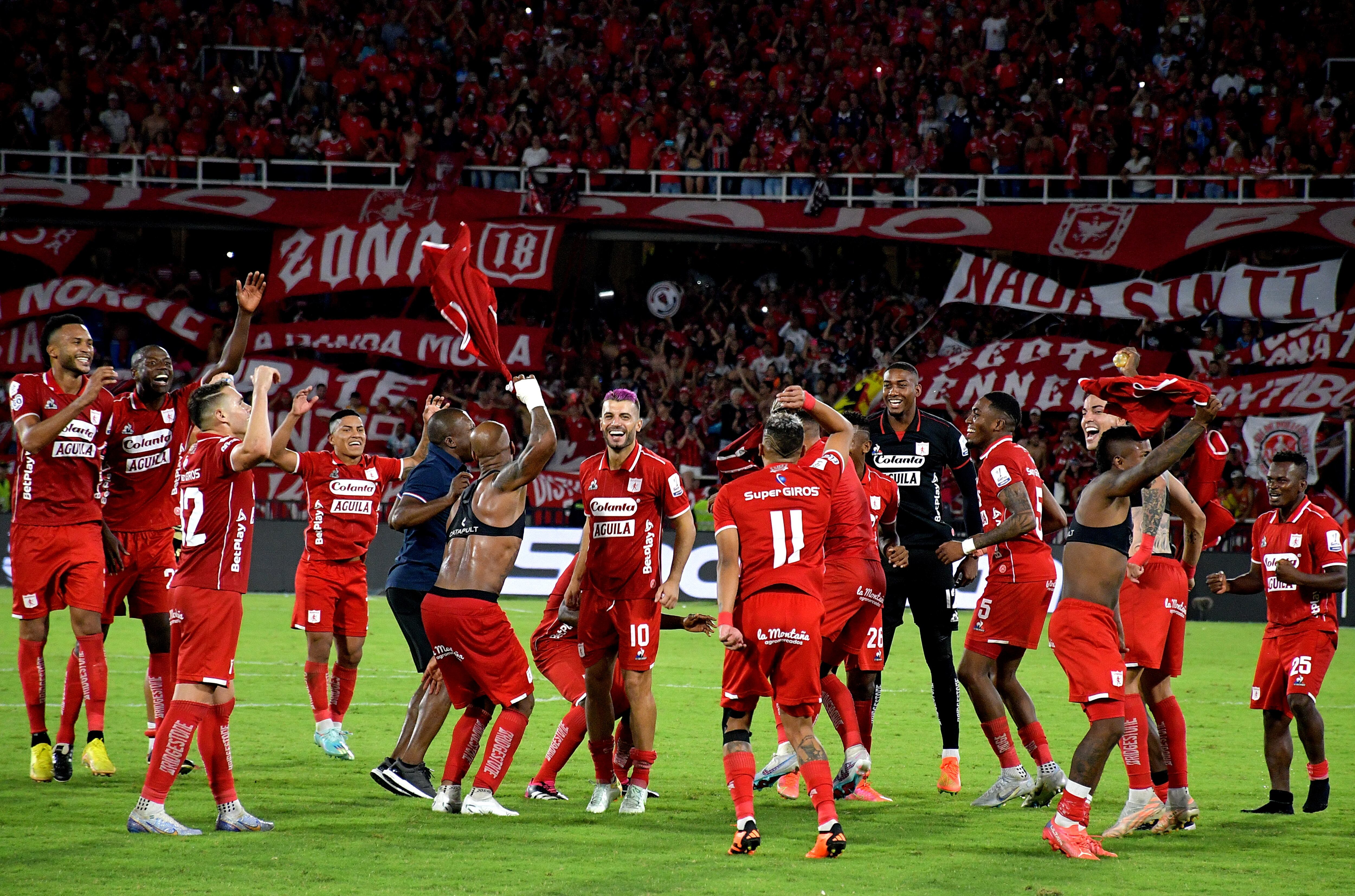 América goleó 5-0 al Deportivo Cali en el clásico femenino de la Liga colombiana que se realizó este domingo en la cancha del estadio Pascual Guerrero.
en el mismo estadio horas despues,
América venció 5-2 al Deportivo Cali, en la versión número 300 del clásico del vallecaucano por la Liga colombiana, en una tarde-noche soñada para todos los hinchas escarlatas, en el estadio Pascual Guerrero.