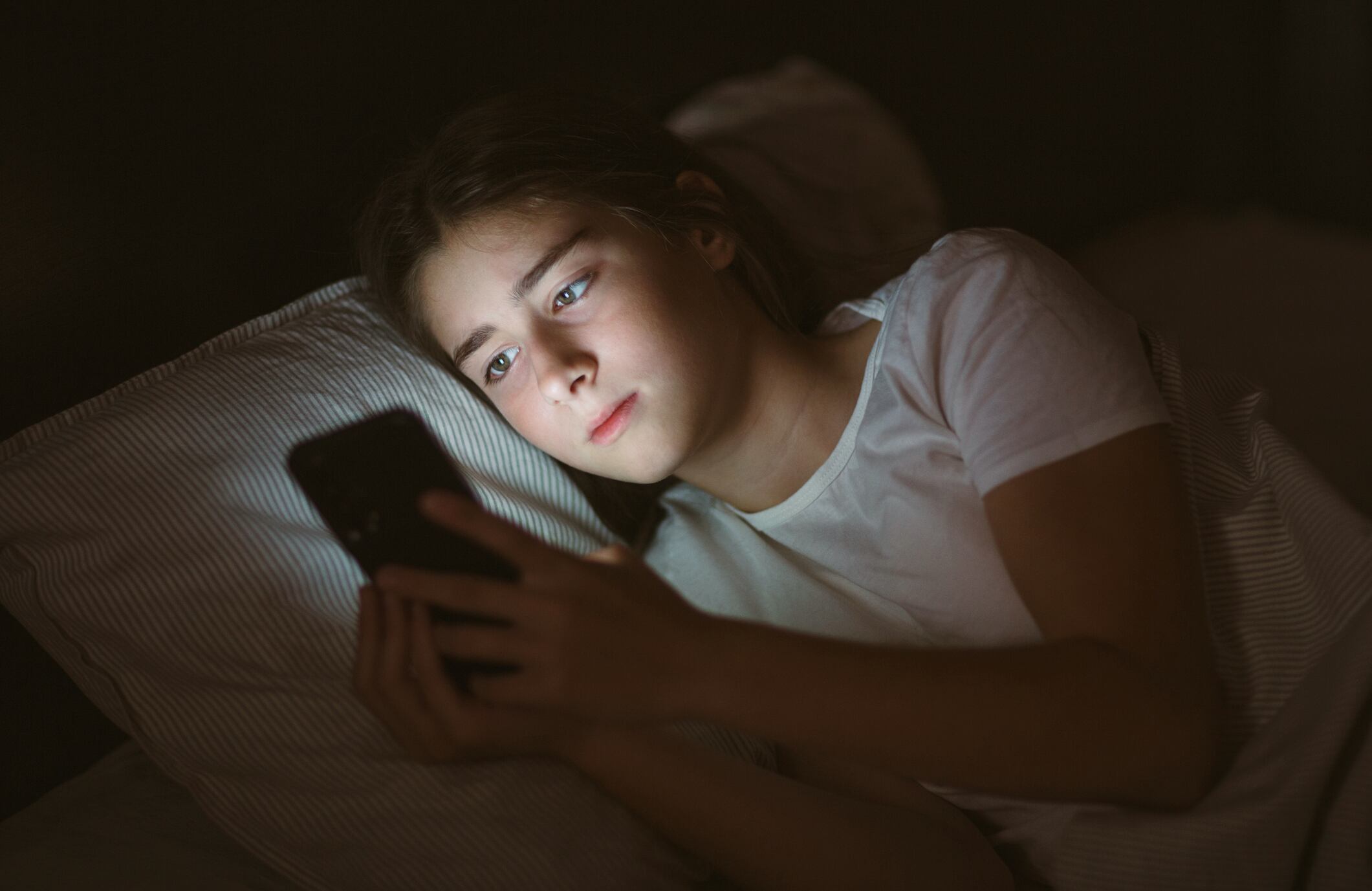 Niños con control parental de móvil duermen y estudian mejor.