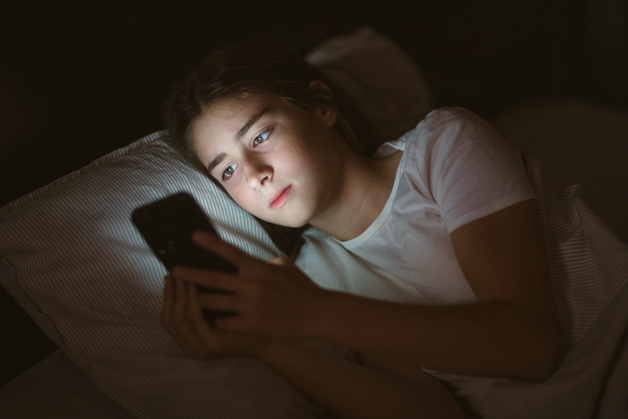 Niños con control parental de móvil duermen y estudian mejor.