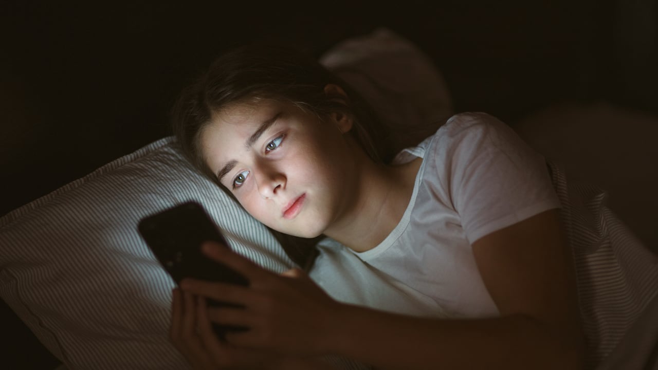 Niños con control parental de móvil duermen y estudian mejor.